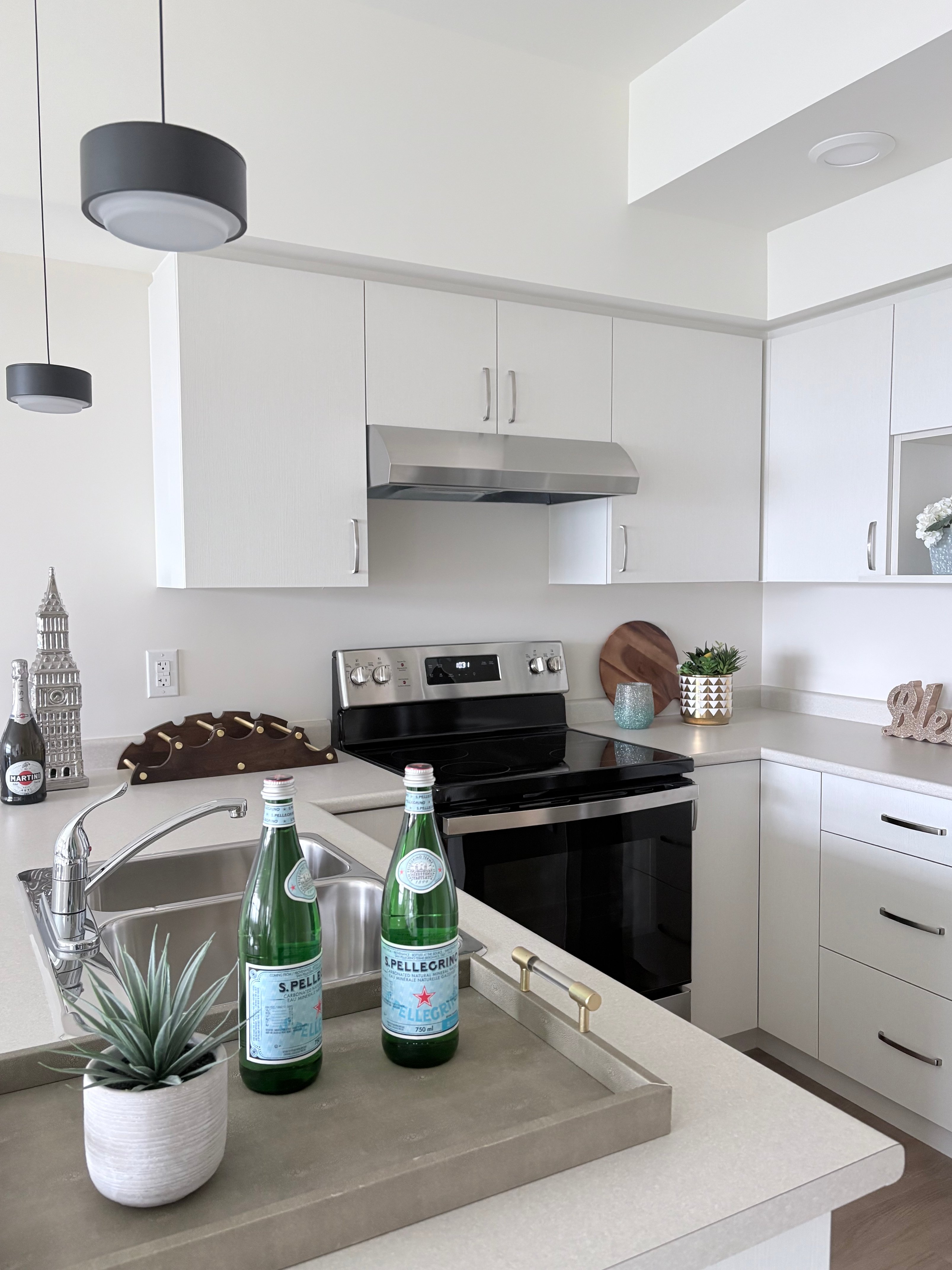 Show room, kitchen 3